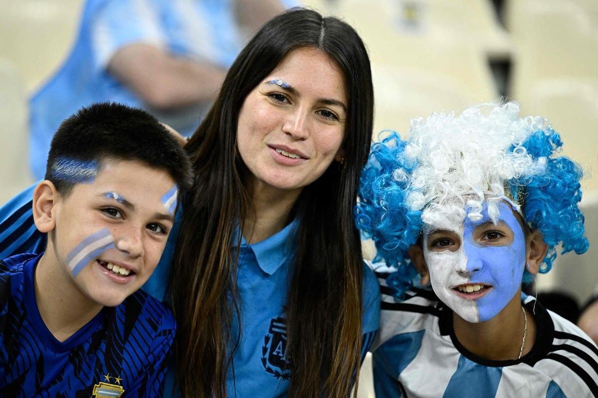 Imagens das torcidas de Argentina e Crocia no duelo pela semifinal da Copa do Mundo do Catar, no estdio Lusail