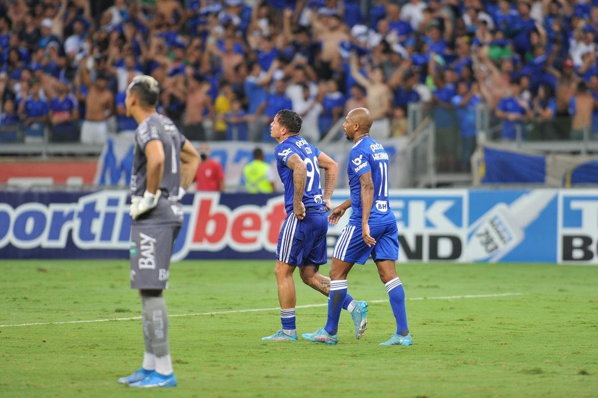 Edu marca gol da vit�ria do Cruzeiro sobre o Brusque, no Mineir�o, pela segunda rodada da S�rie B; veja as imagens da festa da torcida