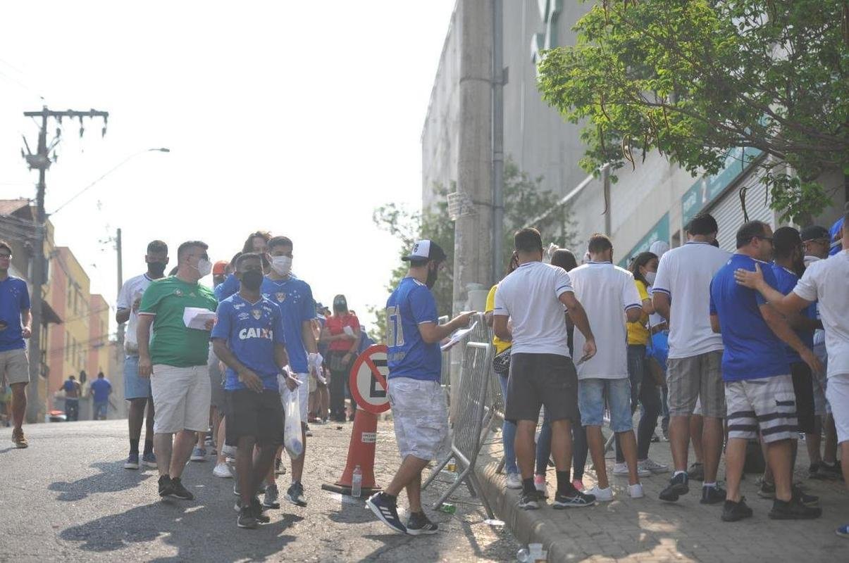 Torcida do Cruzeiro chega ao Independncia para o primeiro jogo com pblico no estdio durante a pandemia
