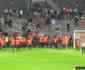 Torcedores de Olympique de Marselha invadem campo e atacam torcida rival
