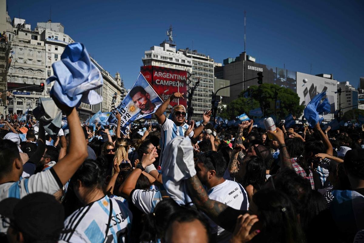 Multido festeja, no Centro de Buenos Aires, o tri mundial da Argentina conquistado na Copa do Catar