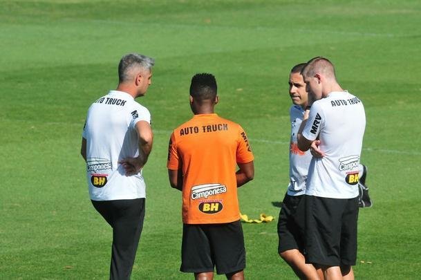 Tcnico Rodrigo Santana comandou treino nesta tera-feira  tarde, na Cidade do Galo, e definiu o time do Atltico para enfrentar o Coln, na Argentina, pela semifinal da Copa Sul-Amercana: Cleiton; Patric, Igor Rabello, Rver e Fbio Santos; Z Welison e Elias; Char, Vincius e Cazares; Franco Di Santo.