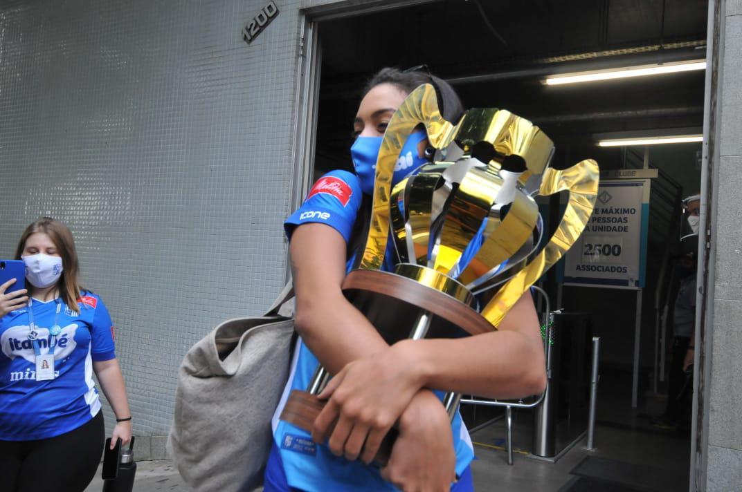 Fotos da chegada das jogadoras do Minas em Belo Horizonte, aps a equipe vencer o Praia Clube e conquistar a Superliga Feminina de Vlei.