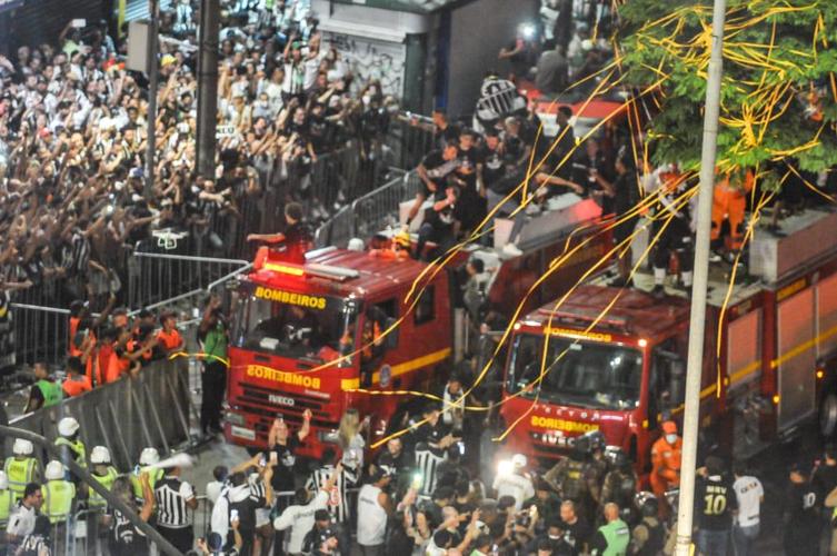 Chegada do time do Atlético à Praça Sete, no Centro de BH, onde fez carnaval com a torcida ao som do cantor baiano Bell Marques