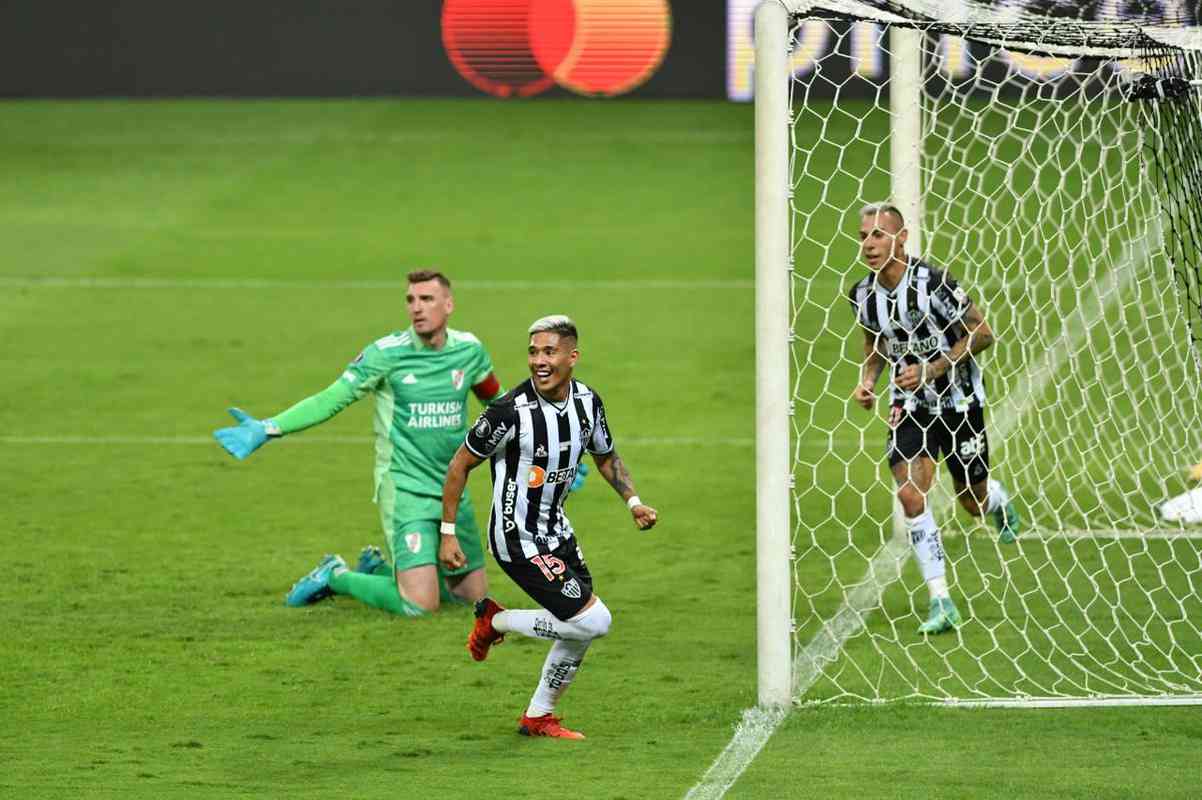 Fotos do gol de placa de Zaracho sobre o River Plate no Mineiro