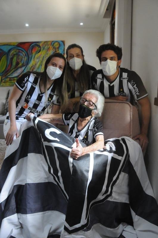 Ana C�ndida de Oliveira Marques, a Vov� do Galo, de 101 anos, ao lado da filha, Maria Aparecida, e dos netos Marcelo e Sabrina