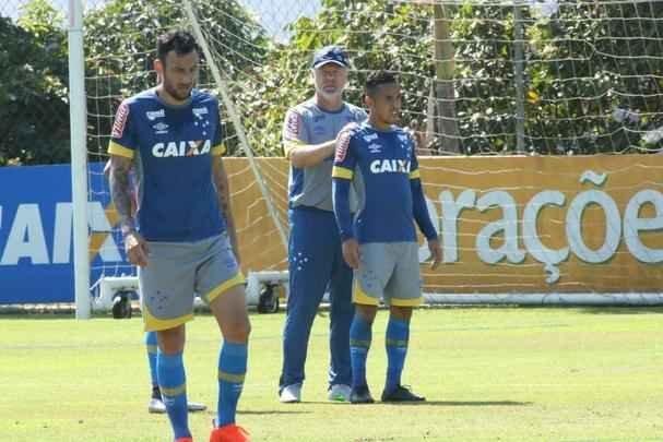Mano Menezes comandou treino tático em seu segundo dia no retorno ao Cruzeiro