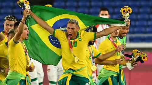 Com vitória no futebol, Brasil iguala o recorde de ouros em uma