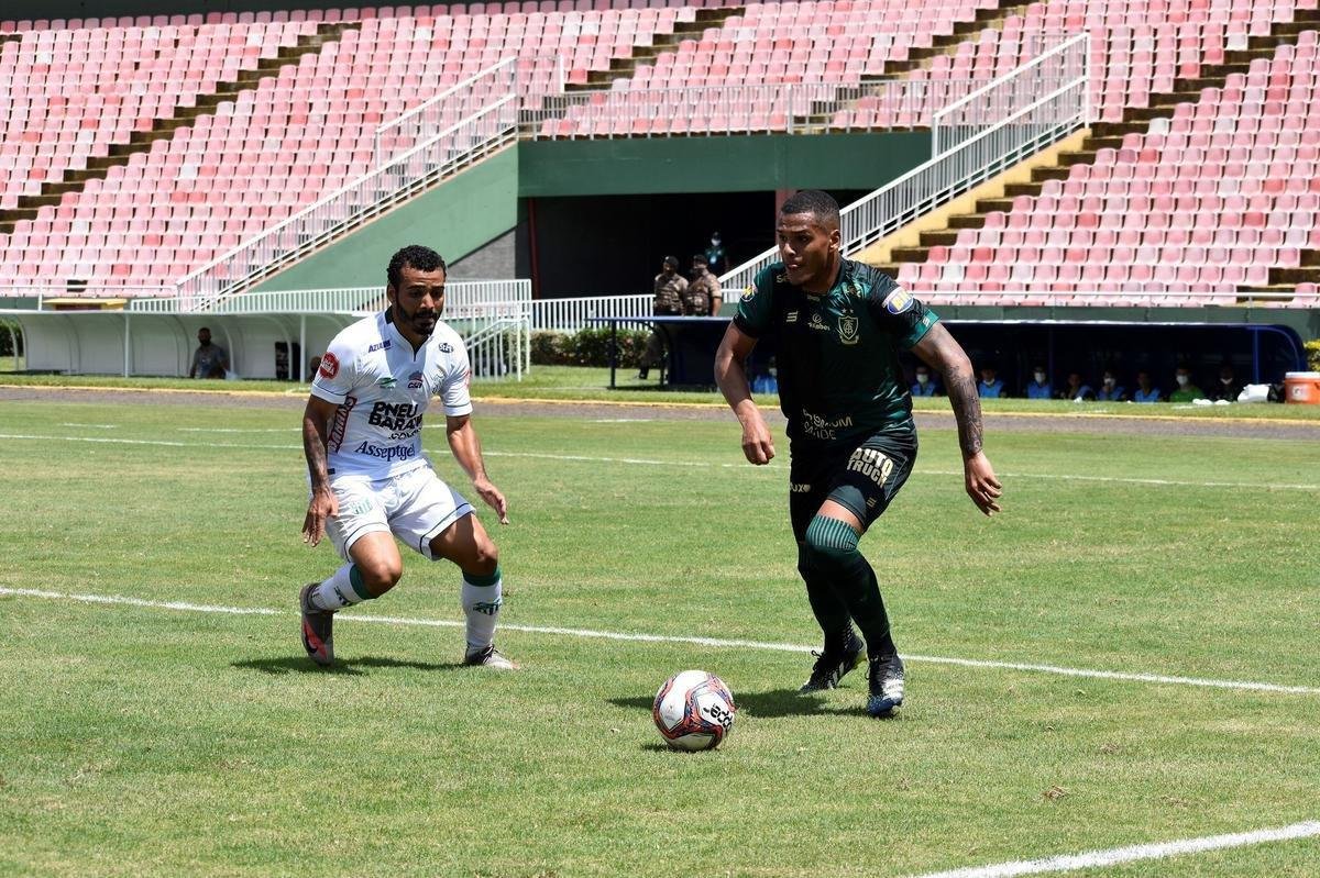 Uberlândia e América se enfrentaram nesta quinta-feira (1), em partida válida pela 6ª rodada do Campeonato Mineiro. Sob forte calor, as equipes duelaram no Parque do Sabiá, em Uberlândia, no Triângulo Mineiro.
