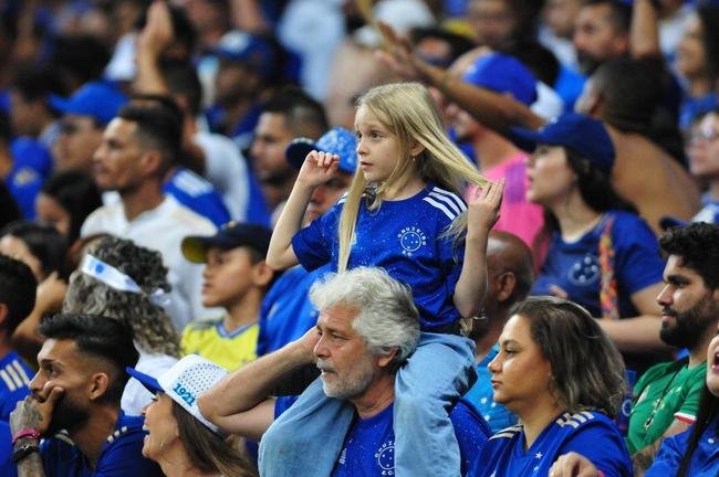 Alcia Reis, de 8 anos, em festa na torcida do Cruzeiro durante o empate por 1 a 1 com o Ituano, no Mineiro, pela Srie B de 2022