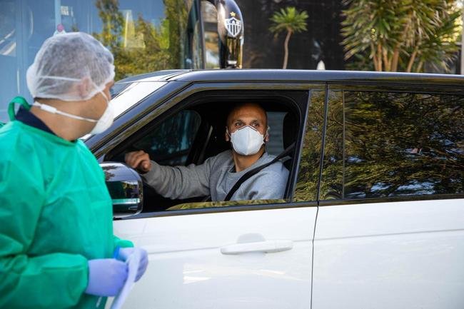 9 - Pandemia de COVID-19 (maro at hoje): Sampaoli mal havia estreado no comando do Atltico - a vitria por 3 a 1 sobre o Villa Nova, pelo Campeonato Mineiro - quando o Brasil se viu obrigado a parar em funo da crescente no nmero de casos de COVID-19. Os efeitos devastadores da pandemia refletiram no futebol de diversas formas: contaminaes, mortes, queda de receitas, corte de salrios, demisses, paralisao de campeonatos e treinos, proibio de torcida nos estdios...