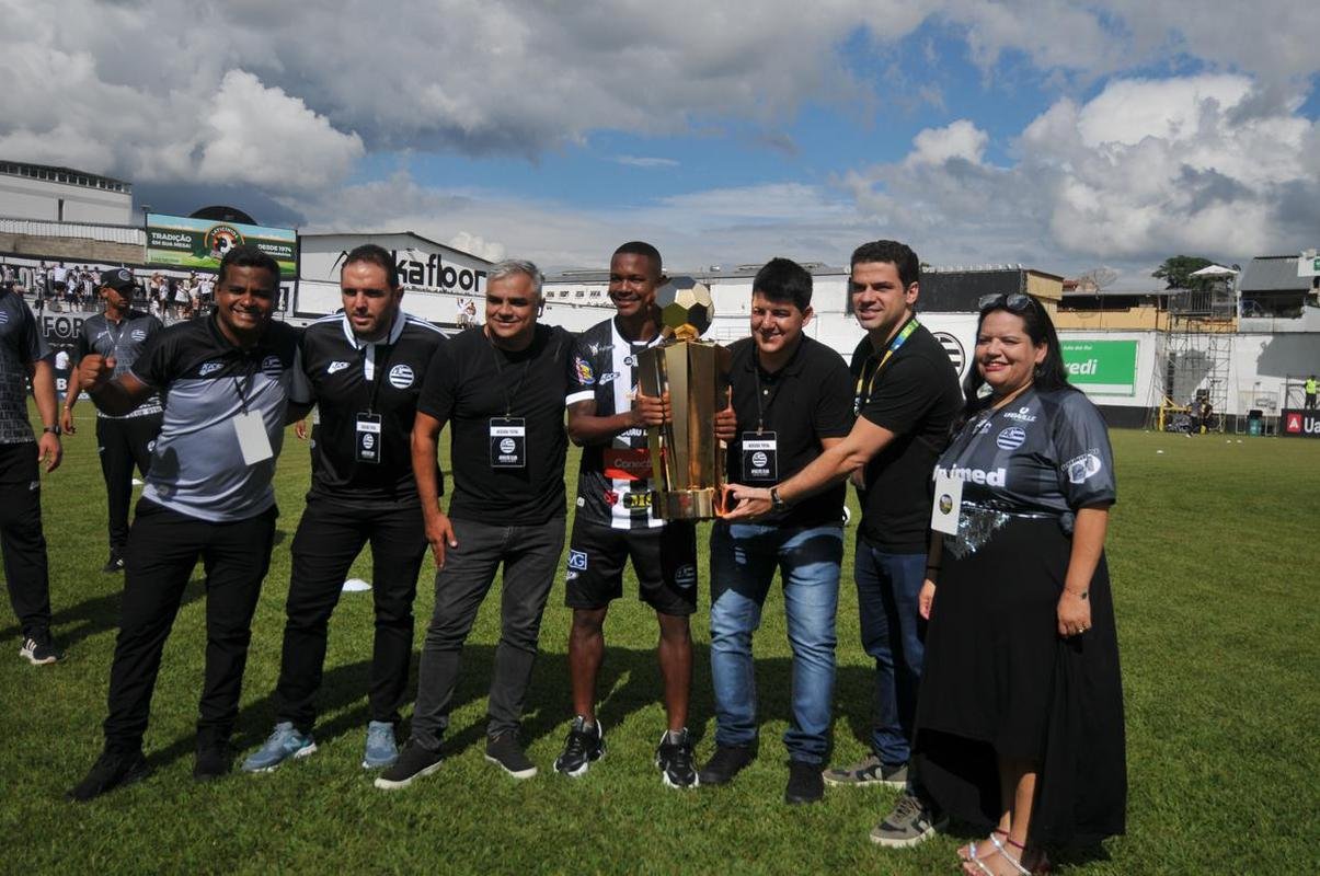 Festa do Athletic ao receber trofu de campeo mineiro do interior
