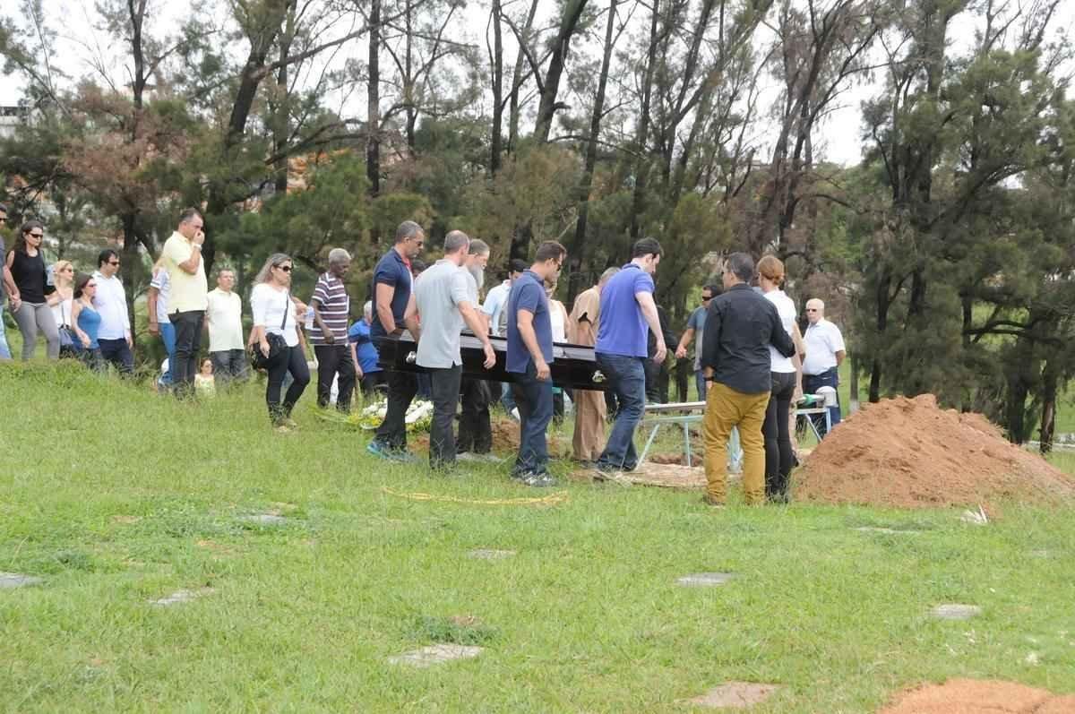 Sepultamento de Carlos Alberto Silva, no Parque da Colina, em BH, recebeu personalidades do esporte
