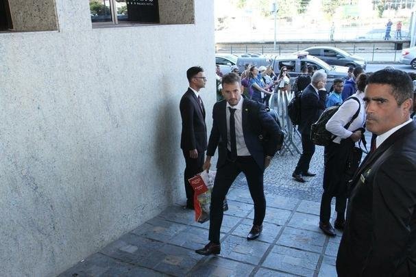 Repleta de estrelas, Seleo Uruguaia chegou a Belo Horizonte no comeo da tarde para a disputa da Copa Amrica. Cavani e Surez, as principais estrelas, mostraram muita simpatia. O meia De Arrascaeta, ex-Cruzeiro, atendeu a um f, mas passou pela imprensa sem dar entrevistas