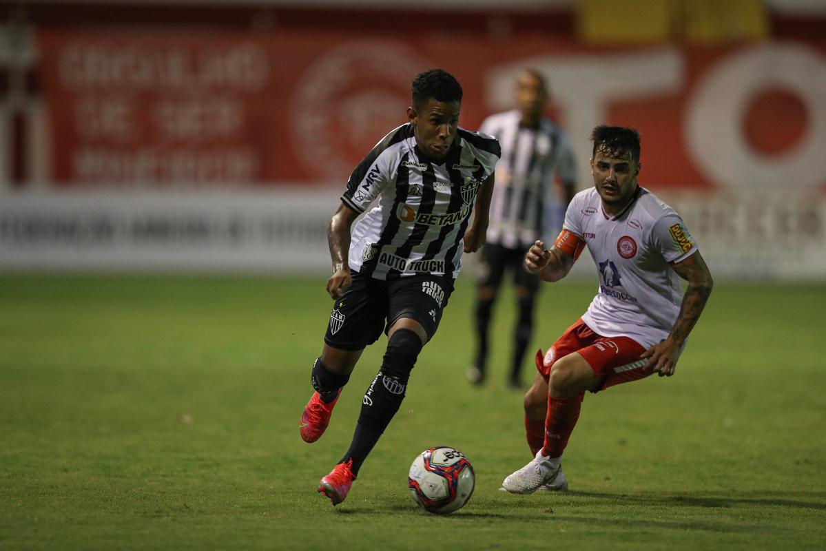 Tombense e Atlético se enfrentaram nesta quinta-feira (4), em partida válida pela 2ª rodada do Campeonato Mineiro. O confronto foi realizado no Estádio Antônio Guimarães de Almeida, em Tombos. No primeiro tempo, uma queda de energia paralisou a partida por cerca de 20 minutos.