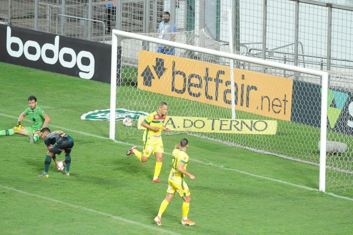 Fotos do jogo entre Amrica e Sampaio Corra, no Independncia, em Belo Horizonte, pela 27 rodada da Srie B do Campeonato Brasileiro