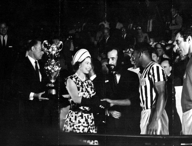 09/11/1968 - Em visita ao Rio de Janeiro, a rainha Elizabeth assiste a jogo Maracanã e se encontra com Pelé, do Santos