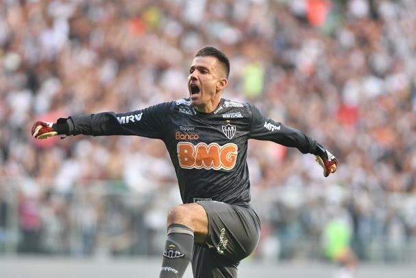 Goleiro Victor, do Atltico, comemora gol de Elias