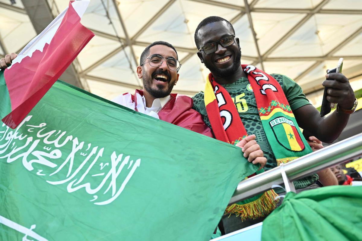 Torcedores de Catar e Senegal nas arquibancadas do Estdio Al Thumama