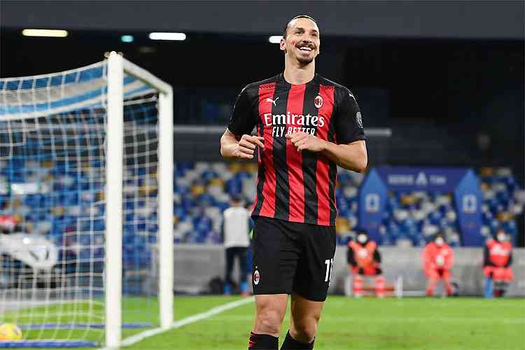 Ibrahimovic marca dois gols, Milan vence Nápoles e recupera a liderança italiana