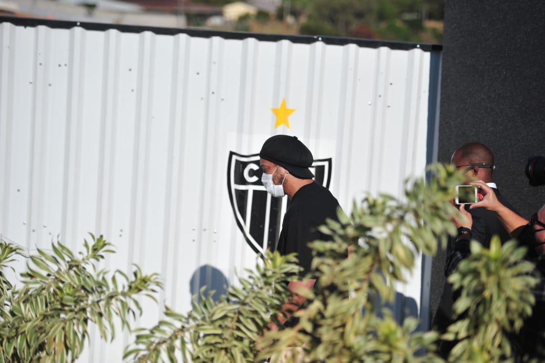Fotos da visita do ídolo atleticano Ronaldinho Gaúcho às obras de construção da Arena MRV, estádio do Atlético, em Belo Horizonte. Dentro de Centro de Experiências criado pelo clube, ex-craque tirou fotos com dirigentes e funcionários. Do lado de fora, ele foi vaiado e xingado ao sair por não ter parado para saudar os fãs que o aguardavam debaixo de sol quente.