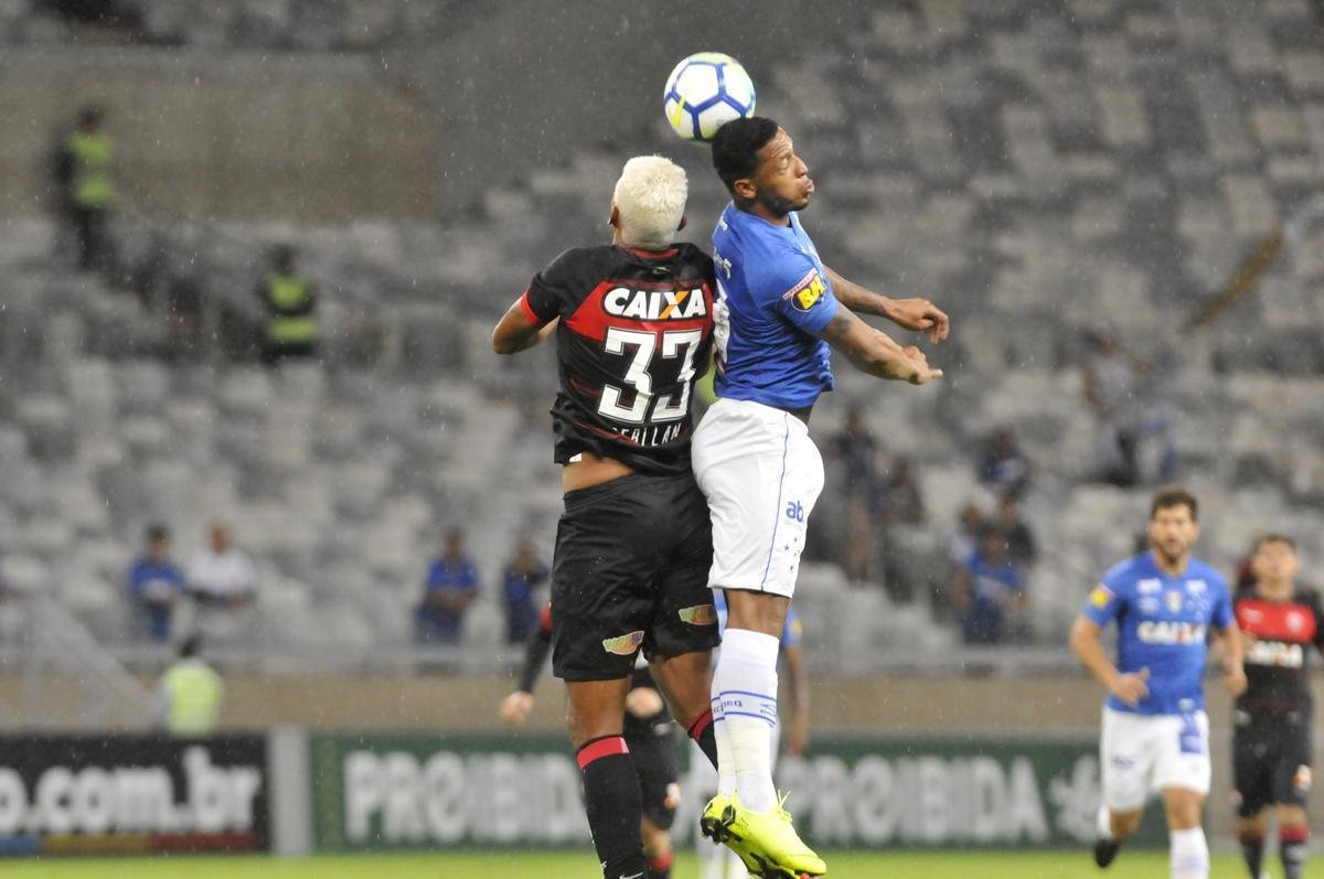 No segundo tempo, Fred marcou duas vezes e ampliou vantagem do Cruzeiro para 3 a 0