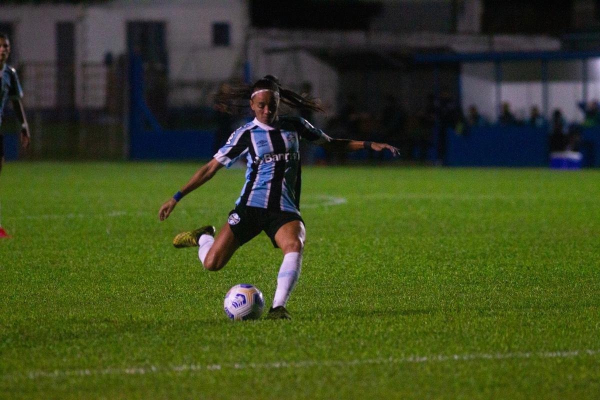 Fotos da vitria do Grmio sobre o Cruzeiro, por 2 a 1, nesta quarta-feira, no Estdio Cristo Rei, em So Leopoldo-RS, pela segunda rodada do Campeonato Brasileiro Feminino A1. Vanessinha marcou para o time mineiro, de falta. Las Estevam e Pri Back viraram para as gachas.