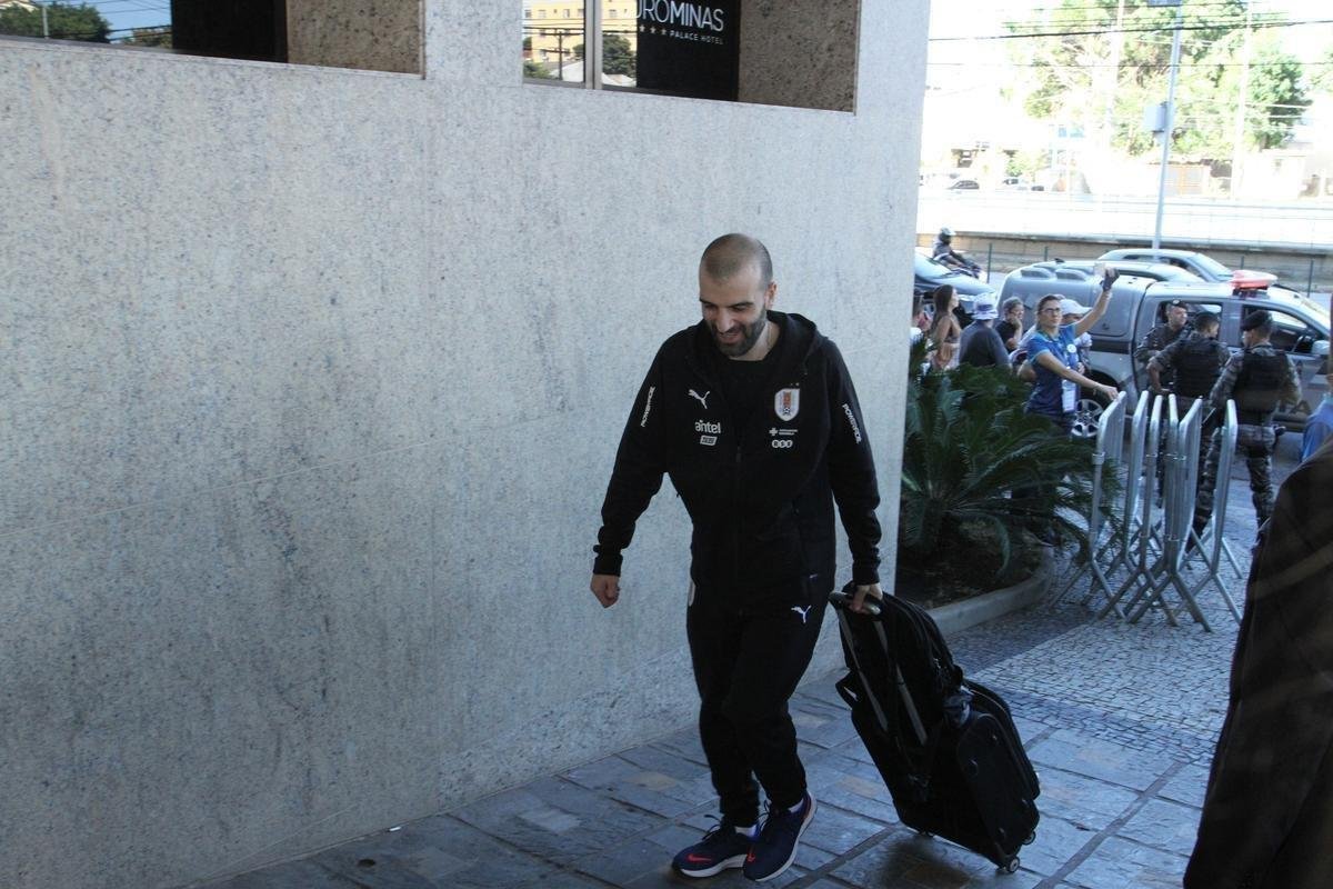 Repleta de estrelas, Seleo Uruguaia chegou a Belo Horizonte no comeo da tarde para a disputa da Copa Amrica. Cavani e Surez, as principais estrelas, mostraram muita simpatia. O meia De Arrascaeta, ex-Cruzeiro, atendeu a um f, mas passou pela imprensa sem dar entrevistas
