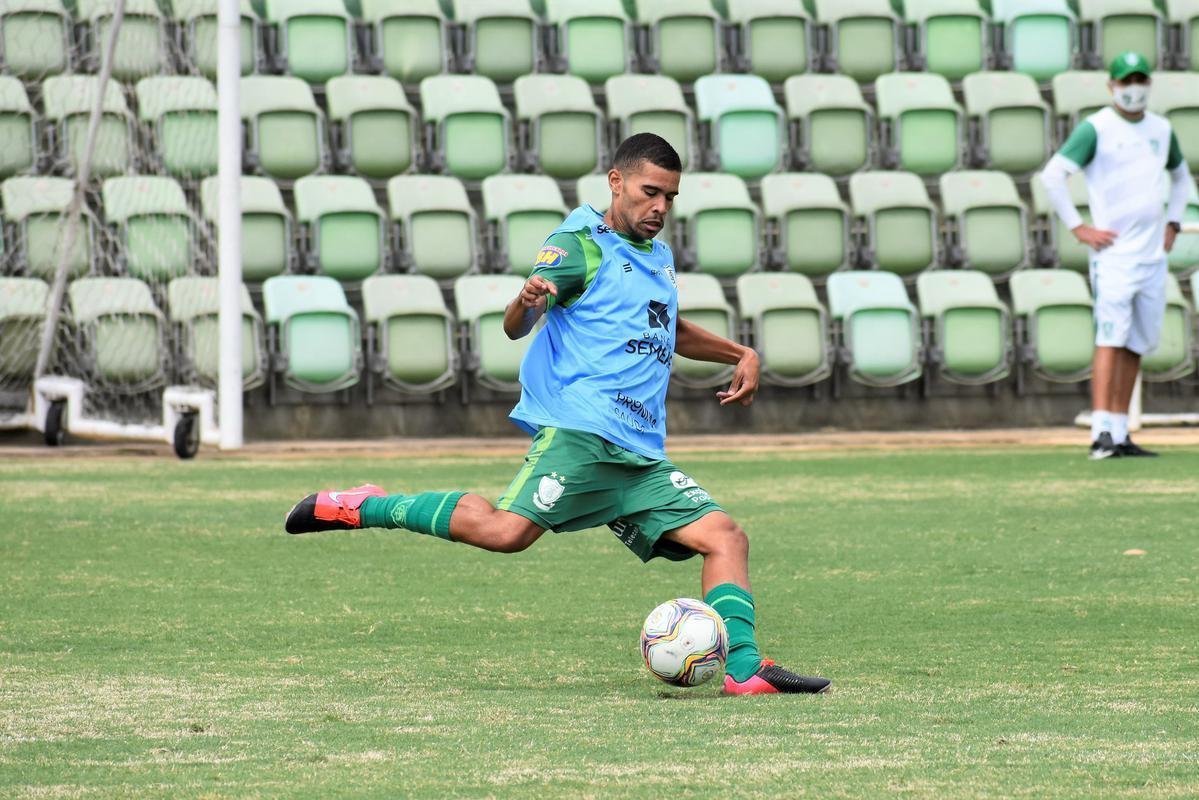 O Amrica segue com treinos preparatrios para a disputa do Campeonato Mineiro 2021. Comandados pelo auxiliar tcnico Mrcio Hahn, jogadores da base americana - e tambm os que tiveram menos oportunidades na temporada 2020 - realizam atividades voltadas ao Estadual.