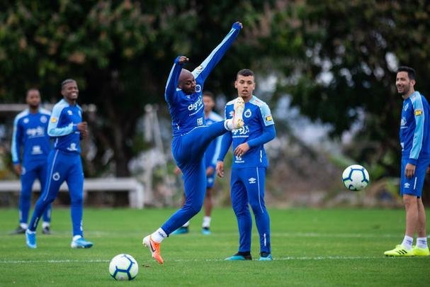 Fotos do treino do Cruzeiro na Toca da Raposa II. Time enfrenta o Internacional, nesta quarta-feira, às 21h30, no Mineirão, pela semifinal da Copa do Brasil. Mano Menezes pode apresentar novidades na escalação diante dos gaúchos.