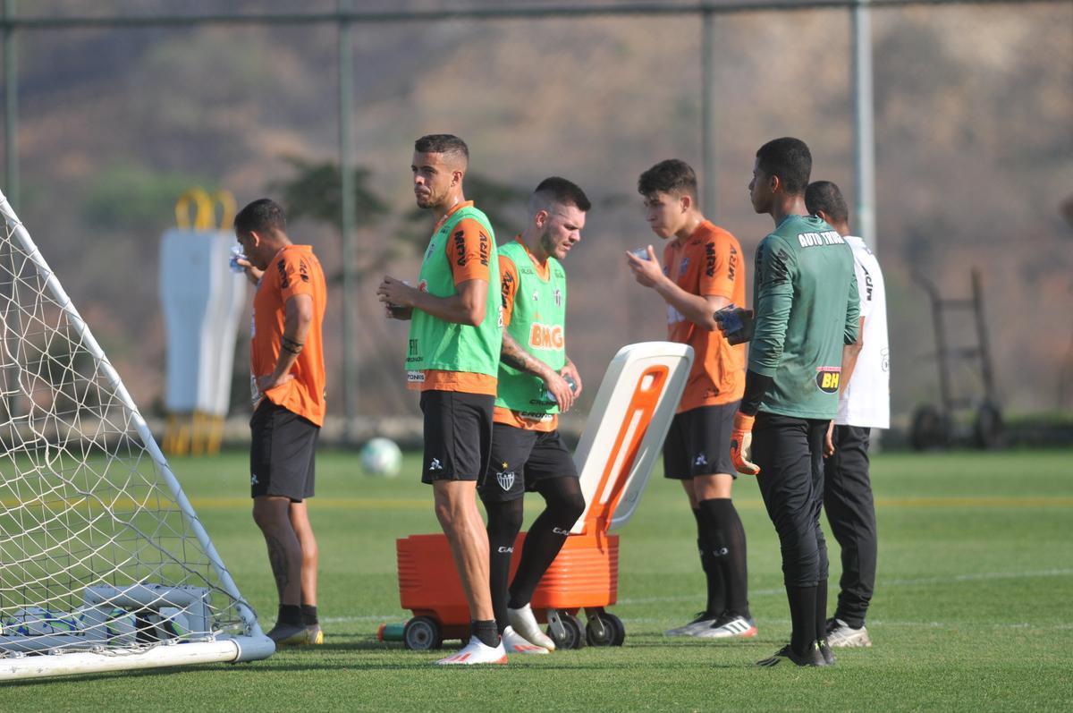 Tarde na Cidade do Galo teve entrevista de Di Santo, pronunciamento de Rui Costa e treino