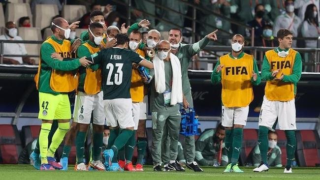O Palmeiras derrotou, nesta tera-feira (8), o Al Ahly, do Egito, por 2 a 1, no Estdio Al Nahyan, e garantiu vaga na do Mundial de Clubes. Em Abu Dhabi, nos Emirados rabes, Raphael Veiga e Dudu deram show, cada um com um gol e uma assistncia.