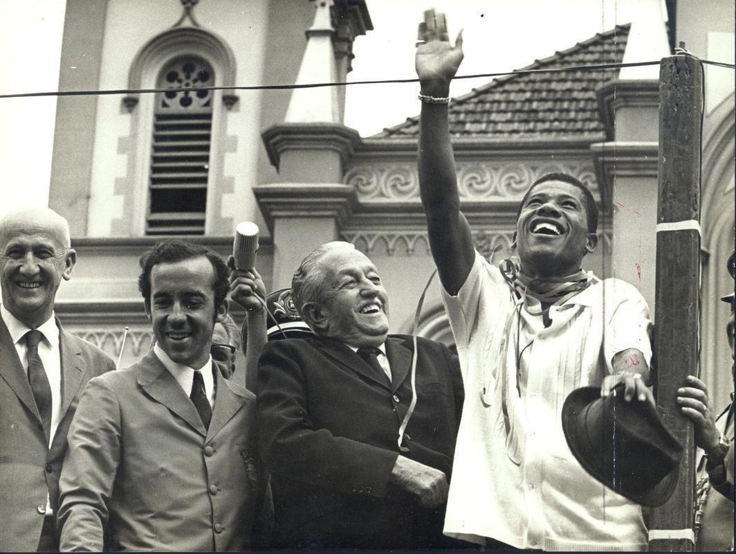 Tosto, do Cruzeiro, e Dario, do Atltico, campees do mundo pela Seleo em 1970, durante recepo em Belo Horizonte.