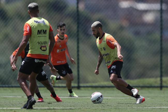 Com seriedade, mas tambm descontrao, o Atltico treinou sob sol forte na manh desta sexta-feira (21), na Cidade do Galo, em Vespasiano. Este foi o quinto dia de pr-temporada para o clube mineiro em 2022, sob o comando do tcnico argentino Antonio 'El Turco' Mohamed. Novas baixas, o volante Allan e o atacante Keno testaram positivo para COVID-19 e no participaram das atividades (ambos cumprem perodo de sete dias de isolamento social).