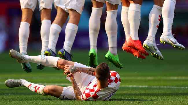 23 de novembro: Marcelo Brozovic, da Crocia, deitado no cho para bloquear a bola rasteira numa cobrana de falta durante a partida contra o Marrocos (foto de Lars Baron)