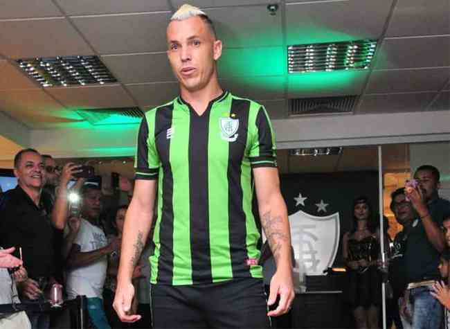 Atacante Marcelo Toscano apresentou  torcida o uniforme 1 nas cores tradicionais do clube