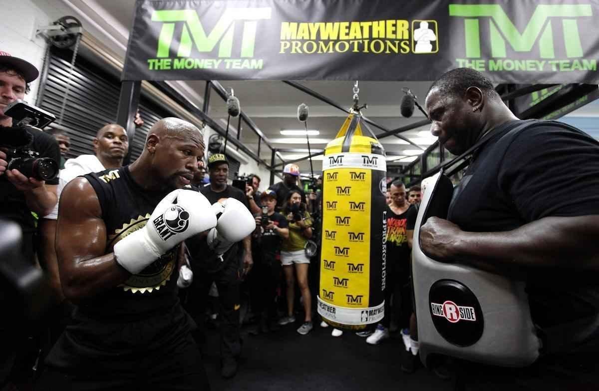 Em preparao para superluta contra Conor McGregor, em 26 de agosto, Floyd Mayweather recebe imprensa em treino aberto em Las Vegas 