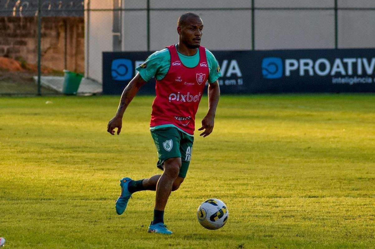 Patric - 33 anos - lateral-direito do Amrica