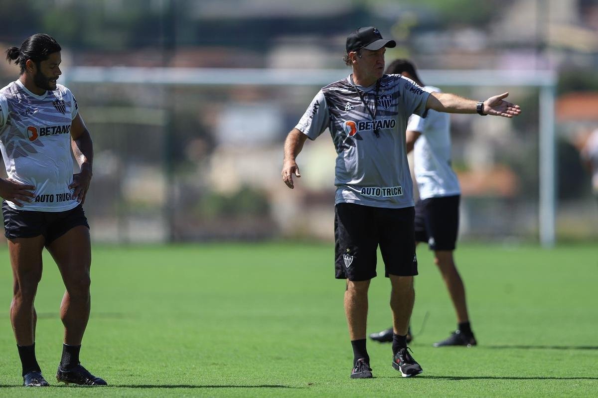 Fotos do coletivo entre profissionais e sub-20 do Atltico