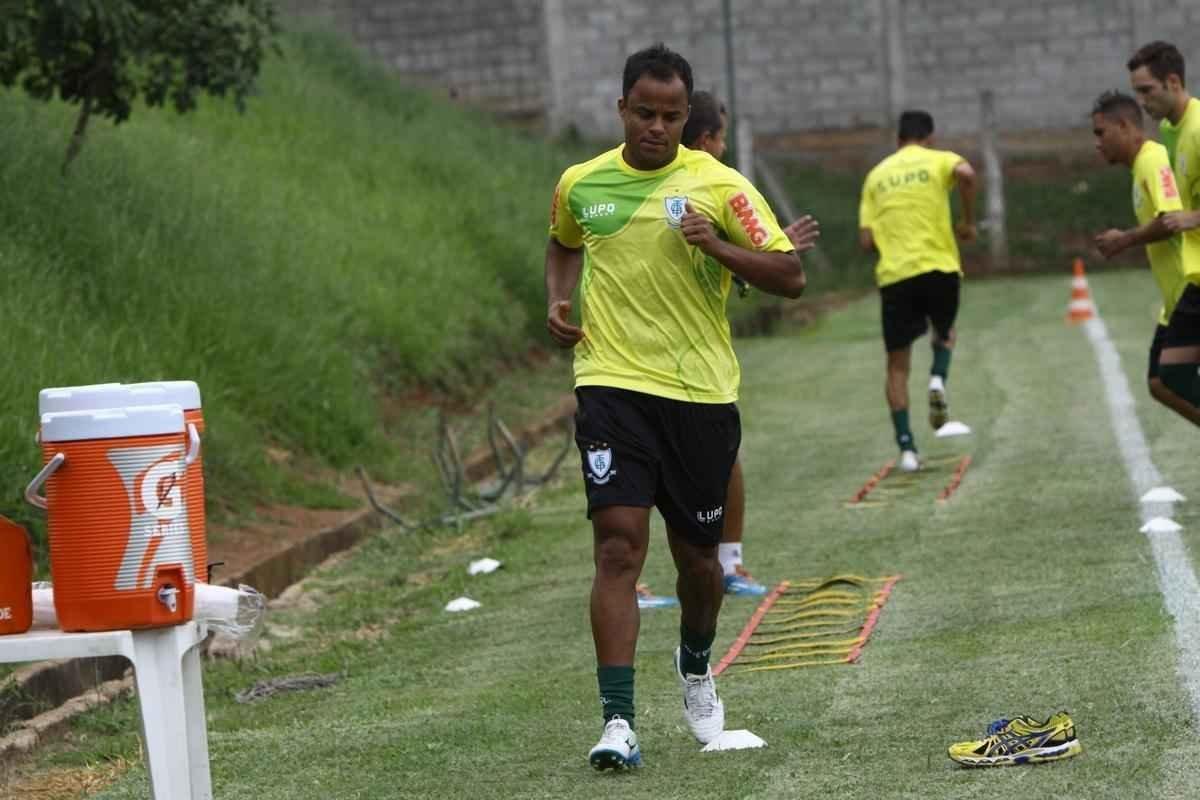 O elenco do Amrica se reapresentou para a temporada 2015 na tarde desta segunda-feira, no CT Lanna Drumond. Depois de reunio com integrantes do conselho de administrao, os jogadores foram para um campo secundrio, onde realizaram o primeiro trabalho com bola. O gramado principal passa por reformas.