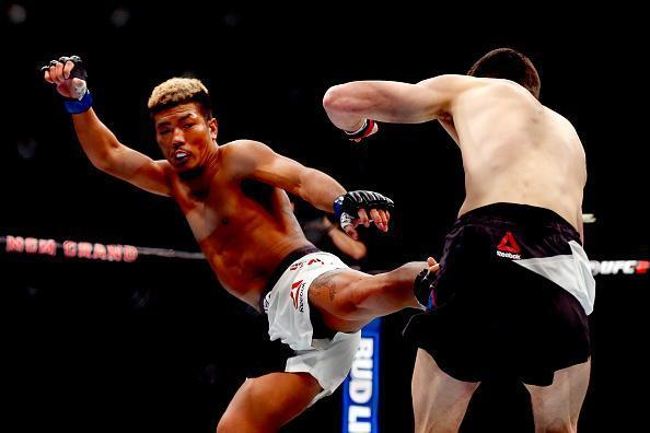 UFC 196, em Las Vegas - Teruto Ishihara conecta chute contra Julian Erosa
