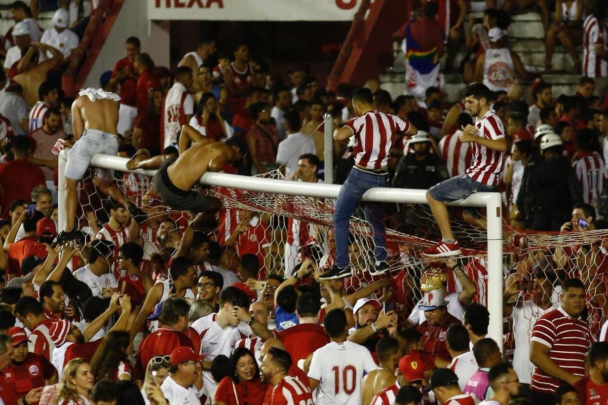 A felicidade alvirrubra invadiu o gramado após a vitória em cima do Paysandu, em cobranças da marca penal.