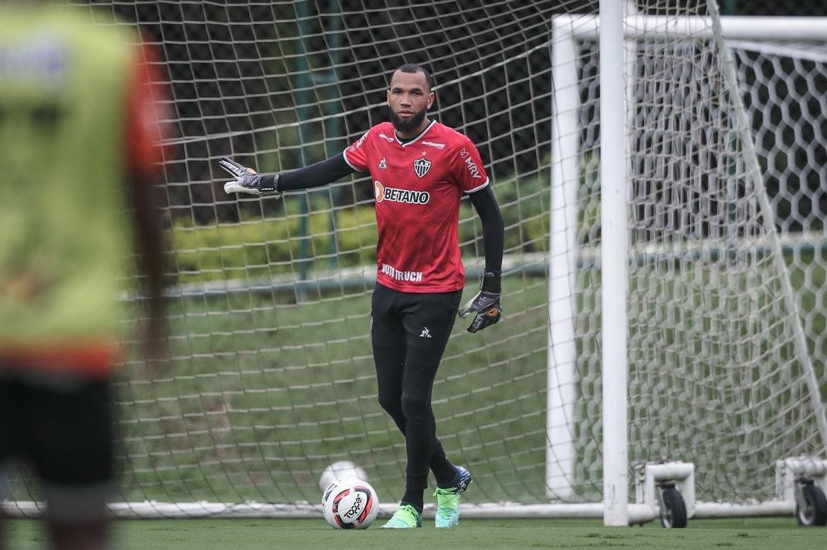 O Atltico realizou, nesta quinta-feira (10), a primeira atividade visando o clssico com o Amrica, vlido pela 5 rodada do Campeonato Mineiro. Com titulares em campo, o time de 'El Turco' Mohamed trabalhou para o confronto que ser disputado s 16h30 do sbado (12), no Estdio Independncia, em Belo Horizonte.