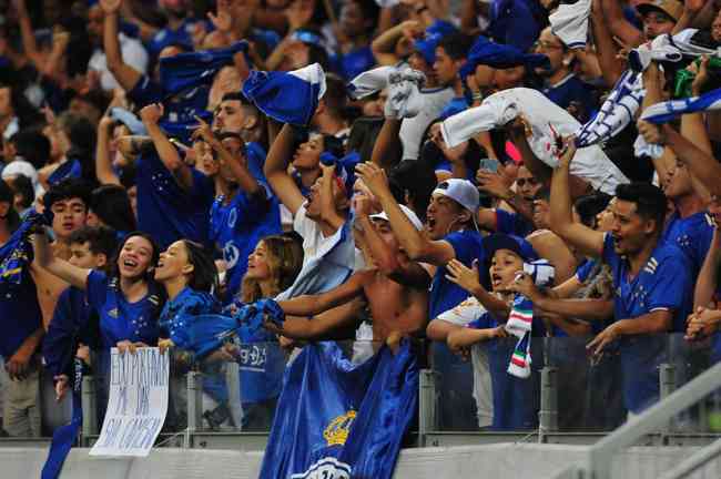 Criança que pediu comida para PM ganha ingressos para jogo do Cruzeiro no  Mineirão - Lance!