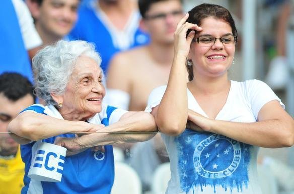 Torcida do Cruzeiro compareceu em grande nmero ao Mineiro e fez muita festa