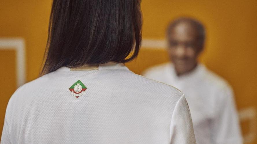 Cruzeiro lançou camisa branca, com detalhes em dourado, nesta quinta-feira (6 de maio)