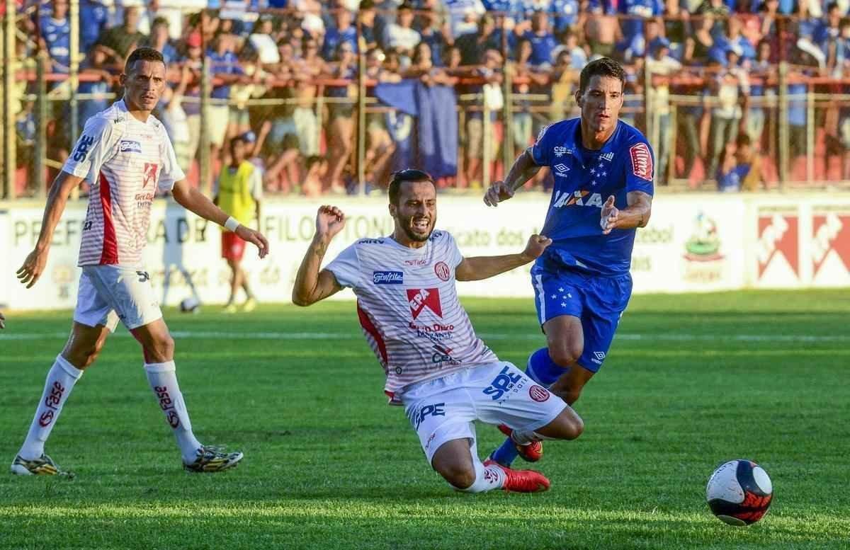 Fotos da vitria do Cruzeiro sobre o Amrica, em Tefilo Otoni, pelo Campeonato Mineiro