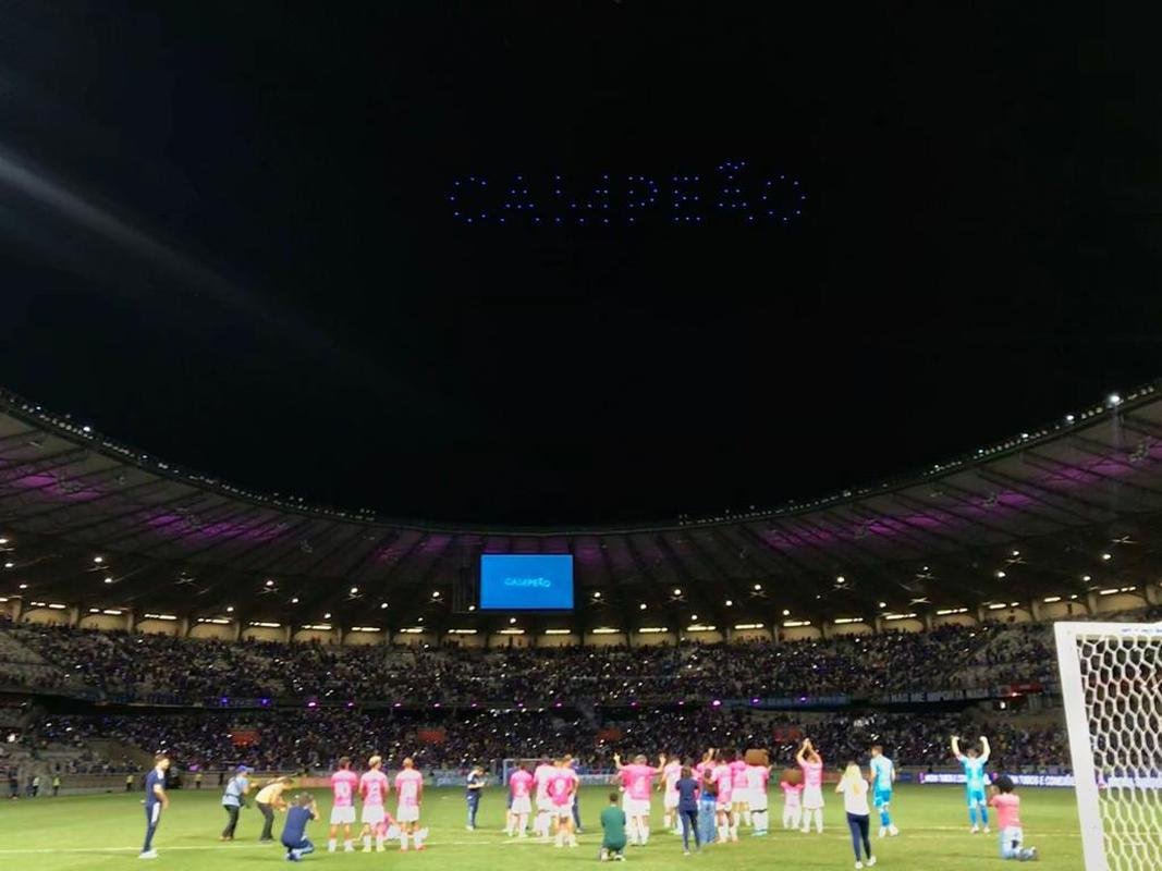 Em baile no cu, drones levaram torcedores do Cruzeiro ao delrio no Mineiro depois do jogo com o Ituano. Em sobrevoo, foram formadas frases e palavras felicitando o clube pelo ttulo e pela volta  Srie A