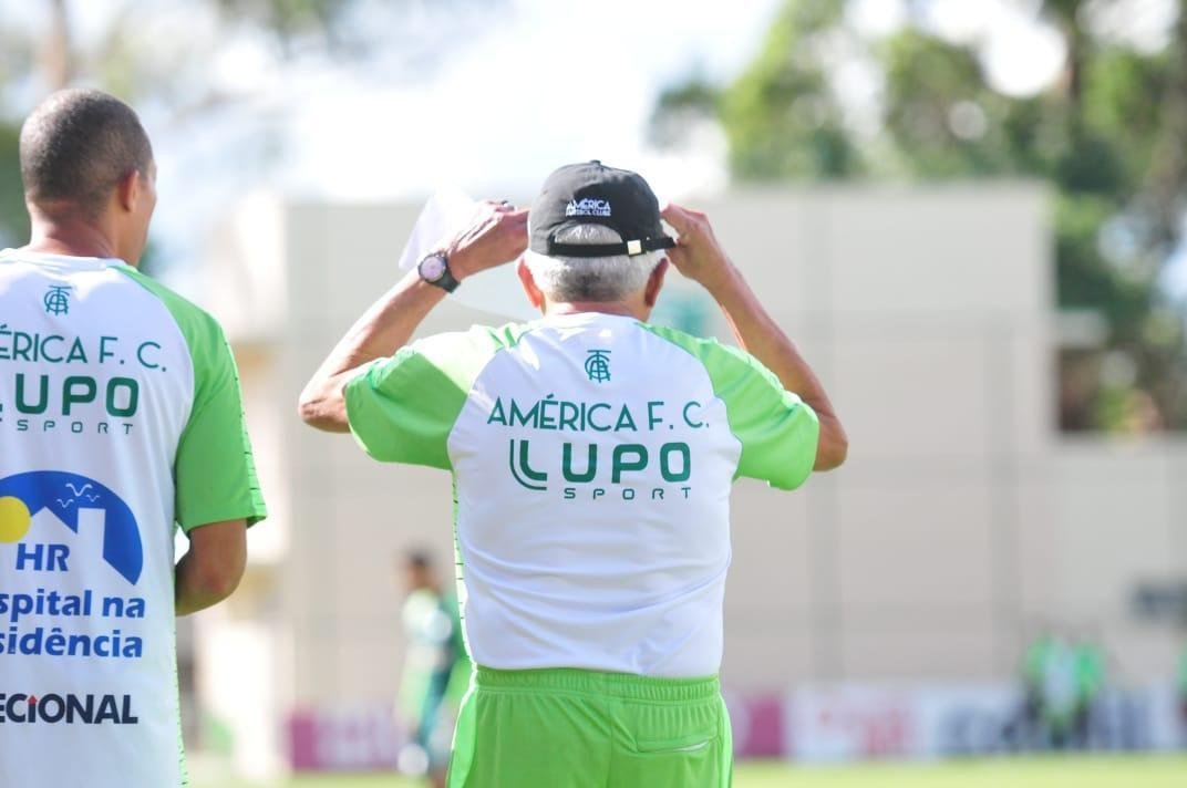 Tcnico acompanhou treinamento regenerativo do elenco nesta segunda-feira