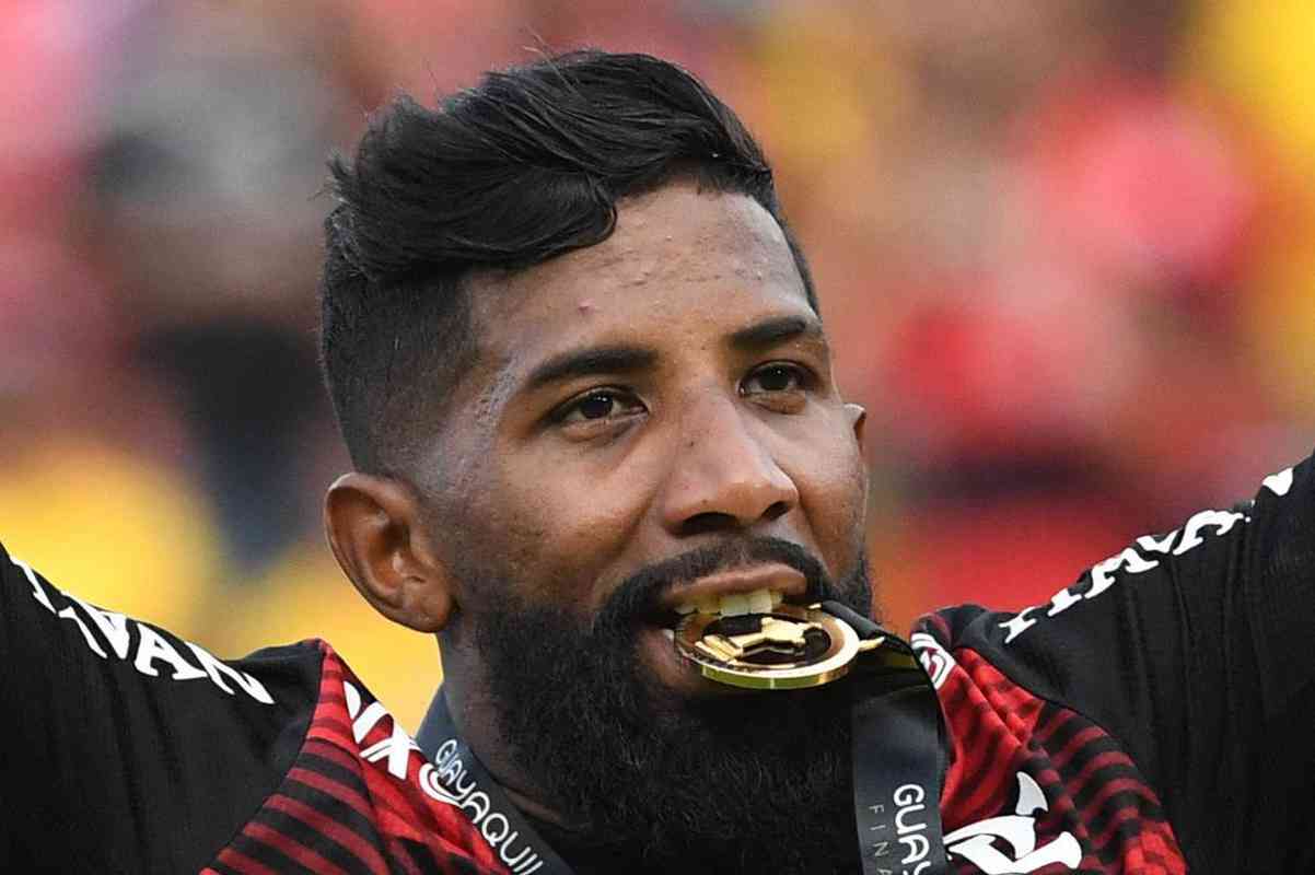 Rodinei: em alta no Flamengo, o lateral-direito ainda no tem futuro definido. O contrato com o Rubro-Negro se encerra neste ano, e o Atltico monitora a situao do jogador - que agrada bastante ao diretor de futebol Rodrigo Caetano.